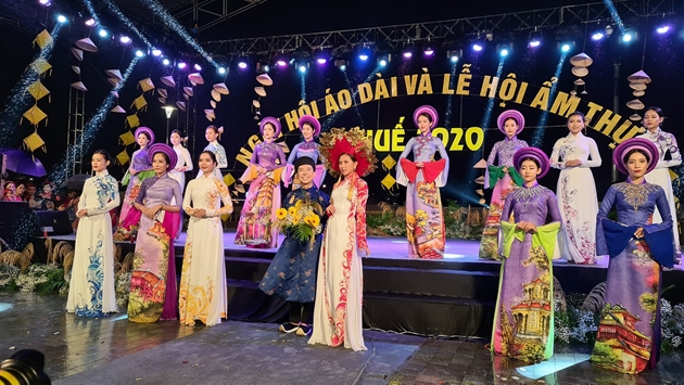 Ao dai honored in a festival in Thua Thien - Hue province
