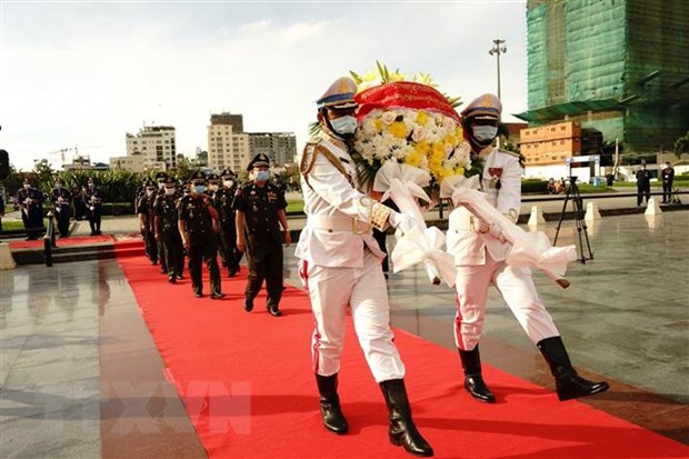Overseas Vietnamese offer incense to fallen soldiers in Cambodia