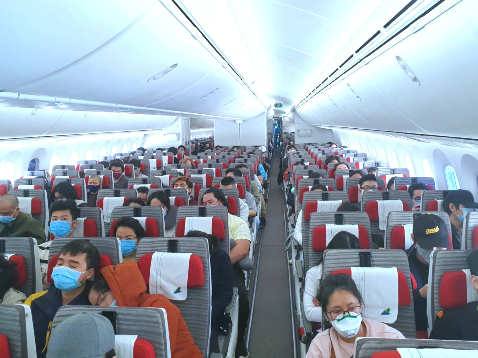 Bamboo Airways brings home over 240 Vietnamese citizens from Singapore