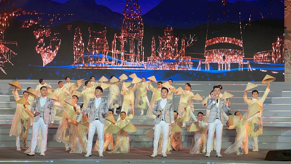 Arts performance in celebration of 13th National Party Congress held in HCMC