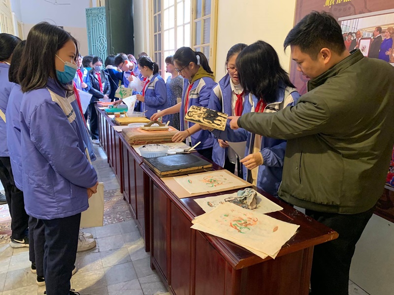 Nearly 60 folk paintings on display in northern port city of Hai Phong