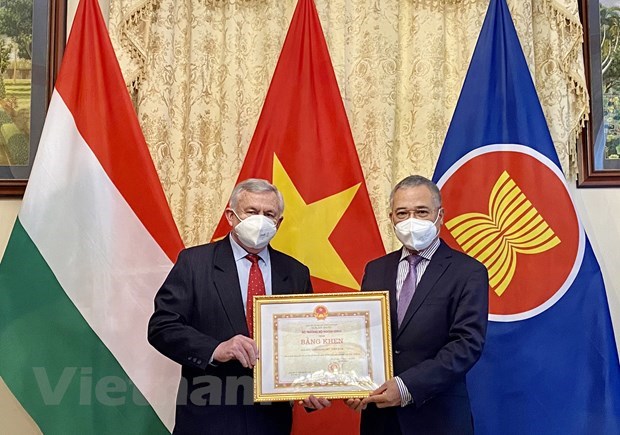 Vietnam honours Hungary-Vietnam Friendship Association leaders