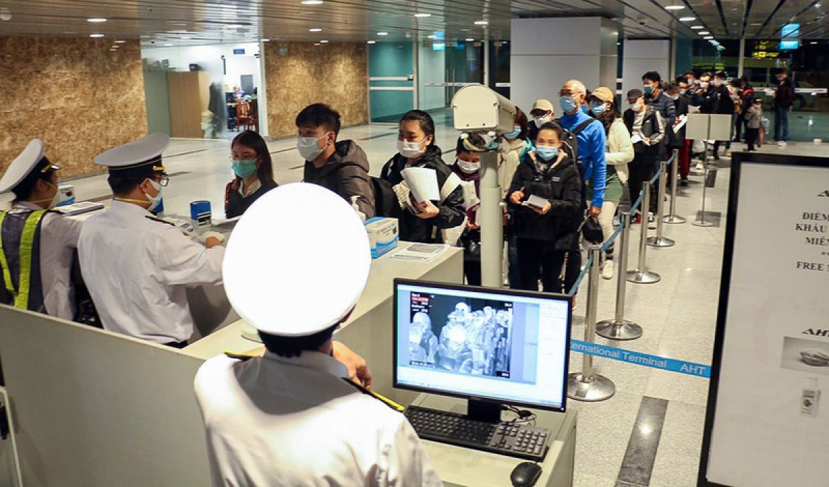 Vietnam first accept three groups of people with vaccine passport