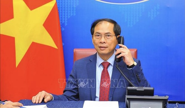 Vietnamese, Singaporean Foreign Ministers hold phone talks