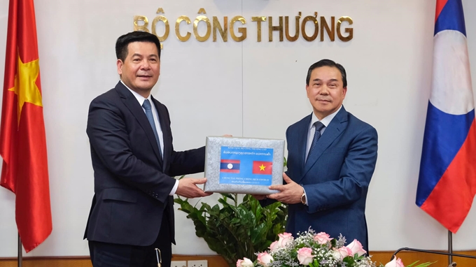 Ministry of Industry and Trade works with Lao Ambassador to Vietnam