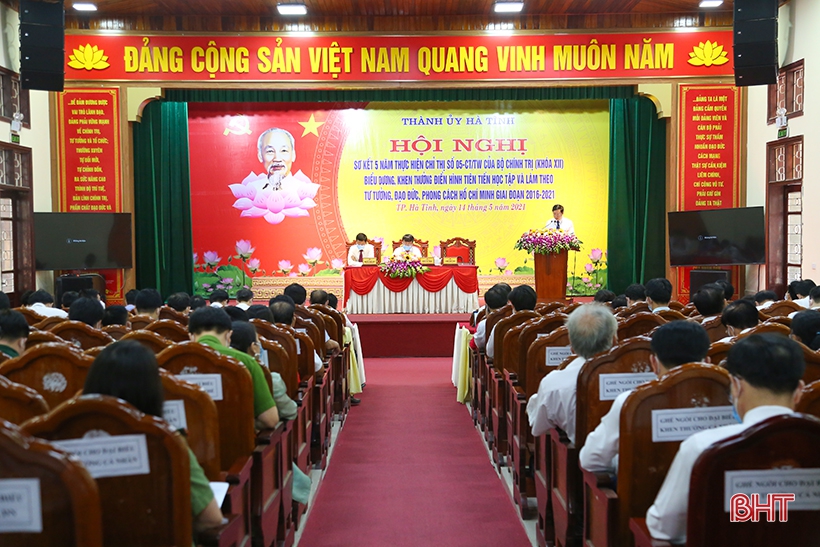 Honouring examples of studying and following Uncle Ho in central Ha Tinh City