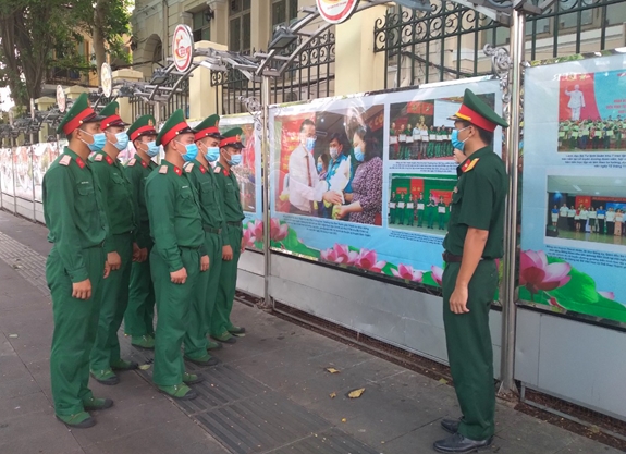 Photos on President Ho Chi Minh on display in Ho Chi Minh City