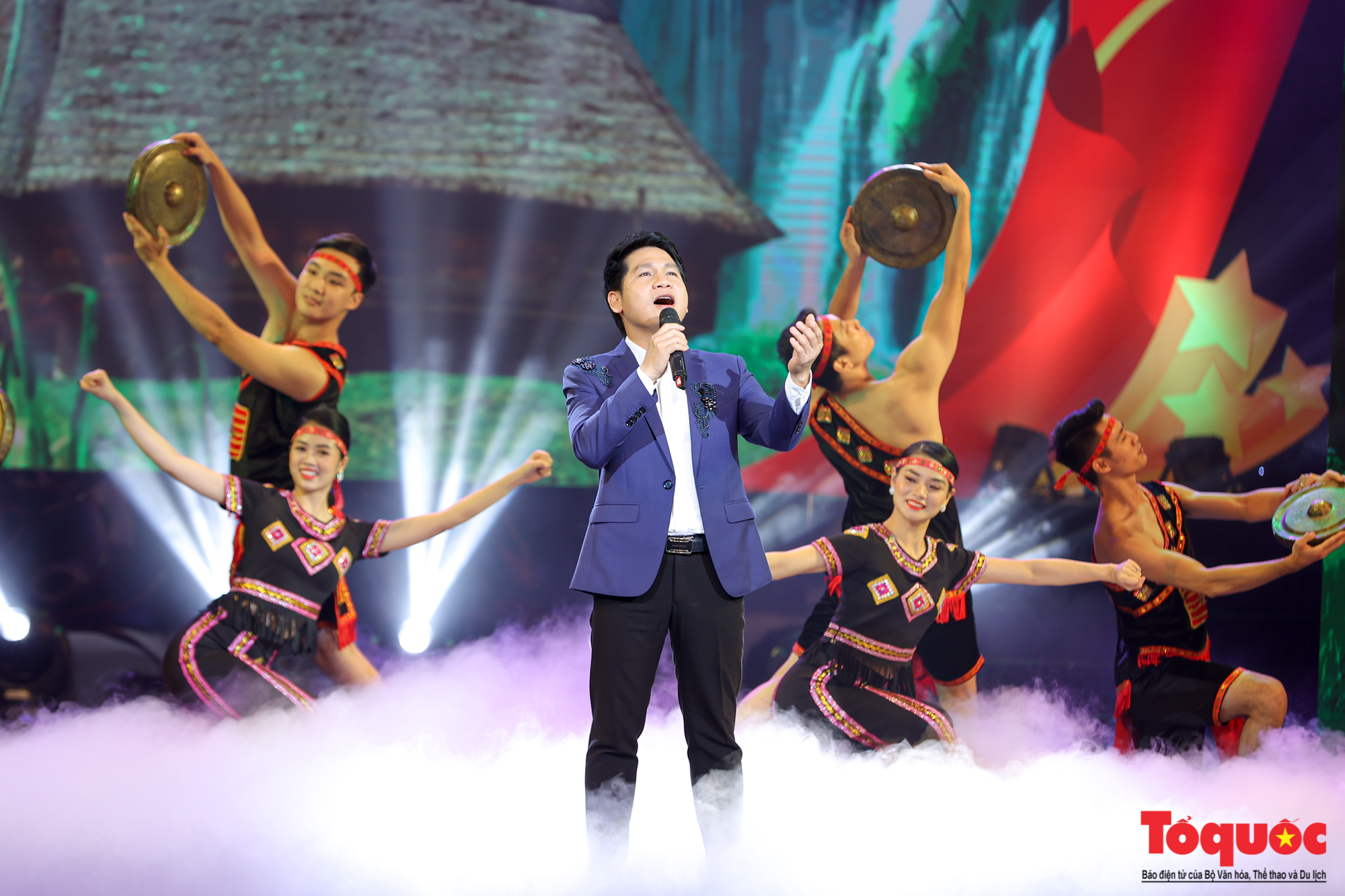 Arts performance at Hanoi Opera House celebrates success of national election