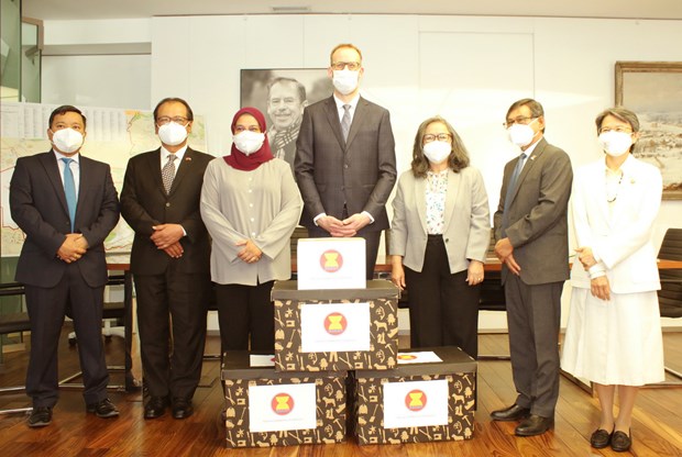 ASEAN Committee in Czech Republic presented face masks to Prague