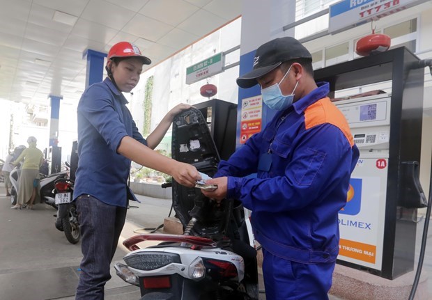 Petrol price rises 700 VND per litre on June 26
