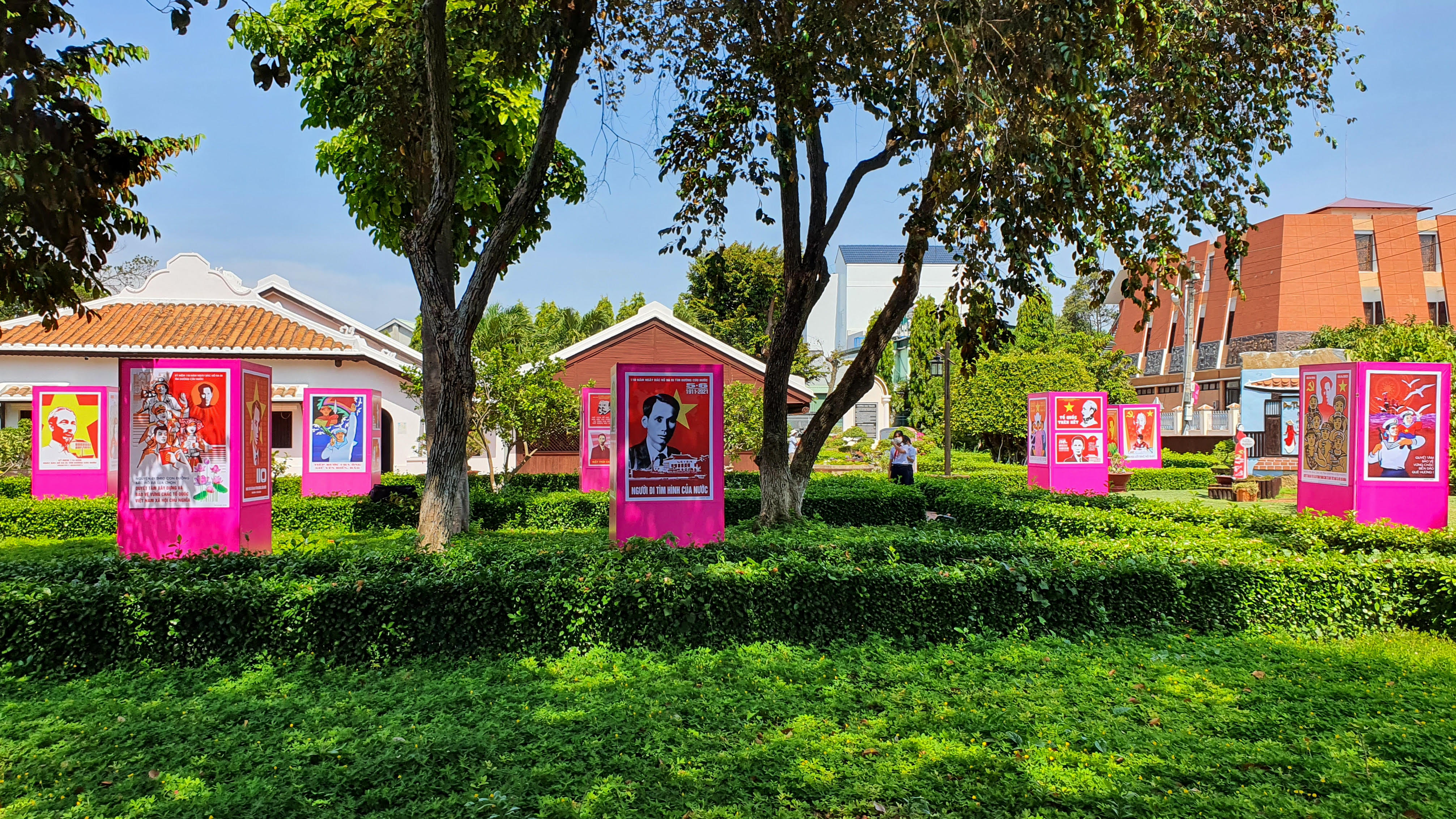 65 large posters on President Ho Chi Minh’s departure to seek path for national salvation on display