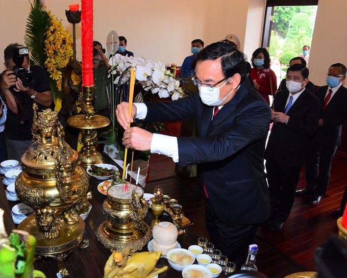 HCMC leaders offer incense and flowers to Presidents Ho Chi Minh and Ton Duc Thang