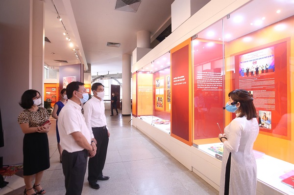 Over 200 documents displayed at exhibition on models in studying and following Uncle Ho’s example
