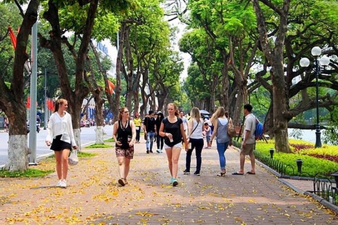 Tourists to Hanoi decrease 25 in first half