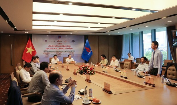 First flow of gas pumped out of Su Tu Trang oil field in phase 2A