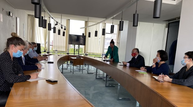 Vietnam continues enhancing relations with France