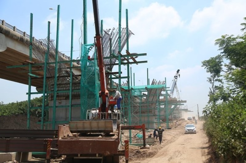 Hanoi allows six key traffic construction works to continue during lockdown period