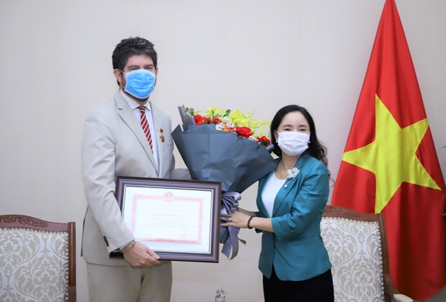 UNESCO Chief Representative in Vietnam awarded medal