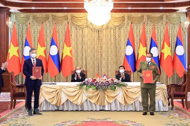 Vietnam presents noble orders to Lao public security units, officers