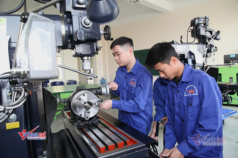 First businesses in Ho Chi Minh City offered loans with zero-percent interest rate to pay salaries for work stoppage