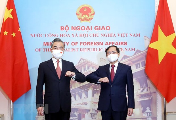 Foreign ministers talk measures for strengthening Vietnam - China ties