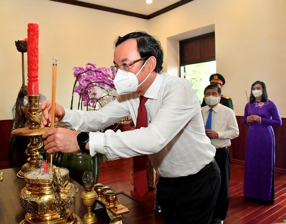 Leaders of HCM City offer incense to commemorate President Ho Chi Minh on National Day