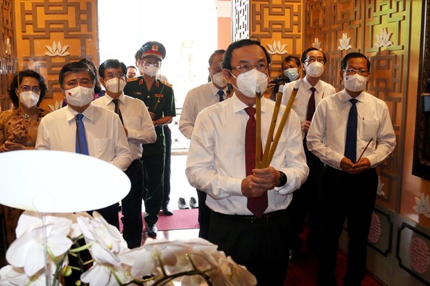 Offering incense to commemorate President Ho Chi Minh in Ho Chi Minh City