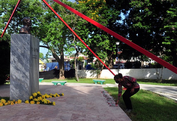 Flowers offered at Monument of President Ho Chi Minh in Havana on National Day