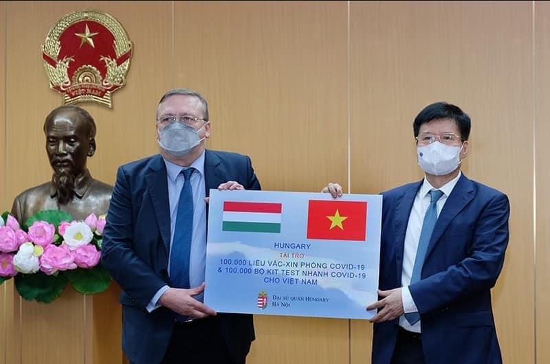 Vietnam receives COVID-19 vaccine and rapid test kits from Hungary
