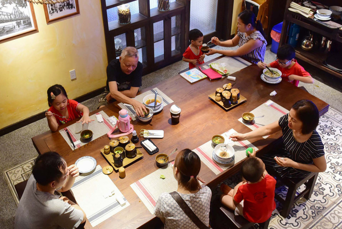 Ho Chi Minh City allows food service businesses to be served in-dining from October 28