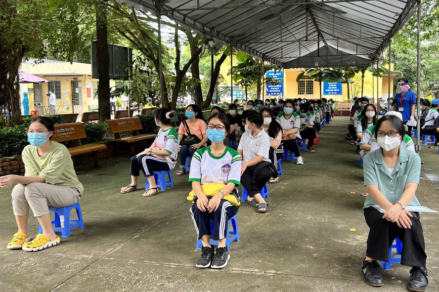 Over 1,800 students in two districts in HCM City receive first COVID-19 vaccine shot