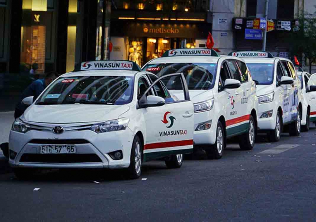 HCM City allows buses, taxis and tech-based cars from October 5