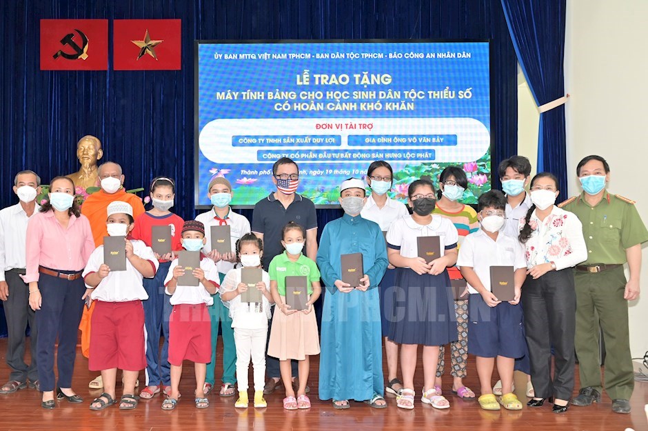 Providing free tablets to Cham and Khmer ethnic students in HCM City