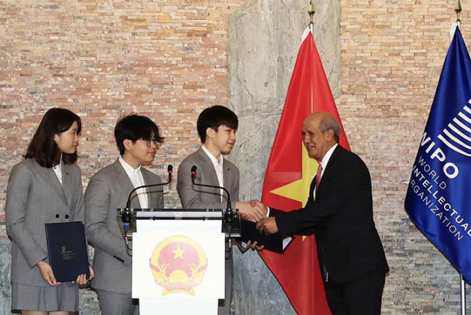Three Vietnamese young inventors of helmet to prevent COVID-19 bestowed by WIPO