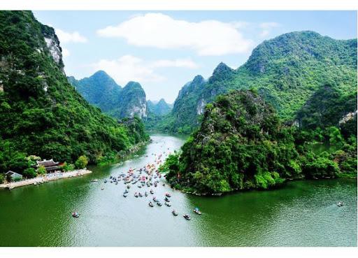 Honoring Vietnam s cultural heritage through many display and exhibition activities