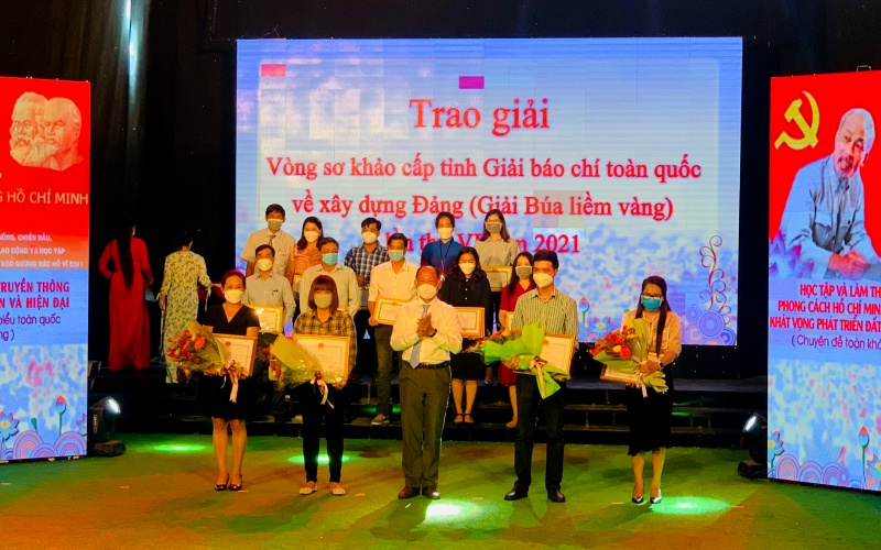 Soc Trang awards artistic prizes about studying and following Uncle Ho