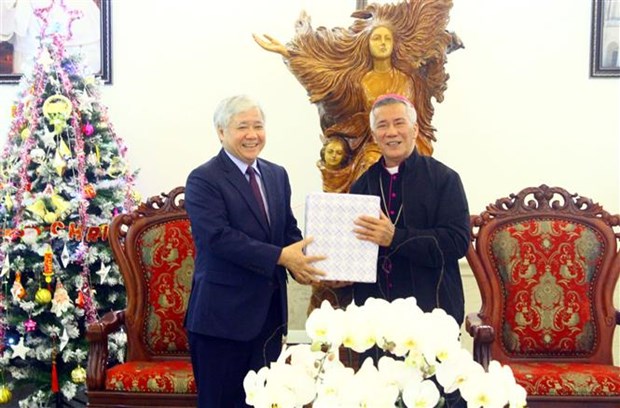 VFF leader congratulates Nghe An’s Vinh Diocese on Christmas