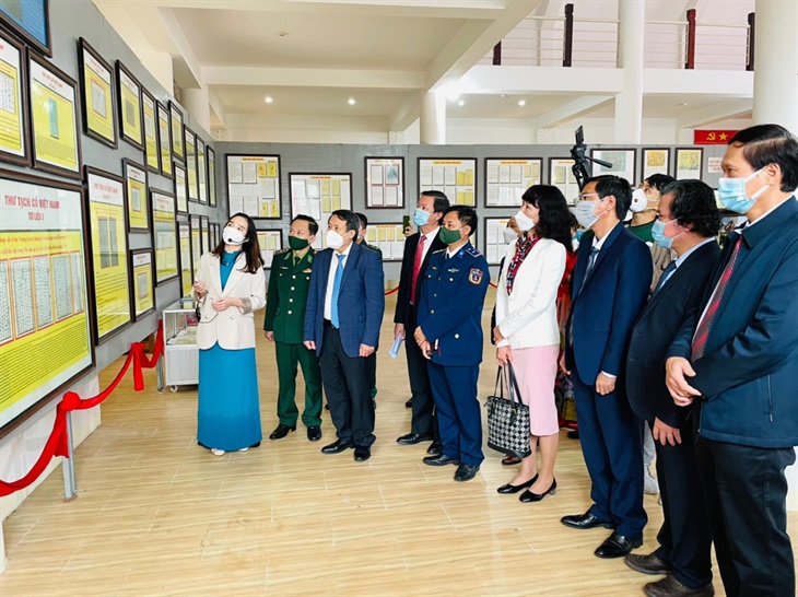 Mobile exhibition on Hoang Sa and Truong Sa in central Quang Tri province