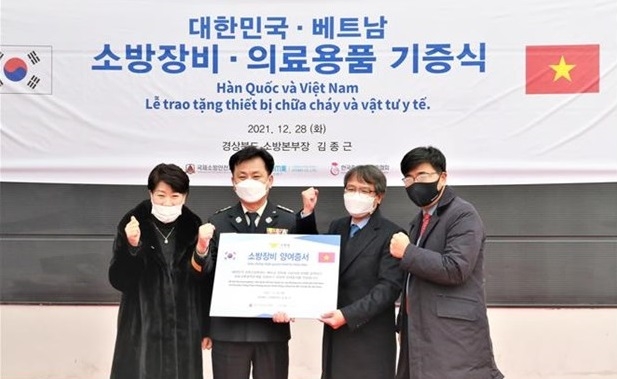 Vietnam receives eight medical equipment and supplies from partners of RoK