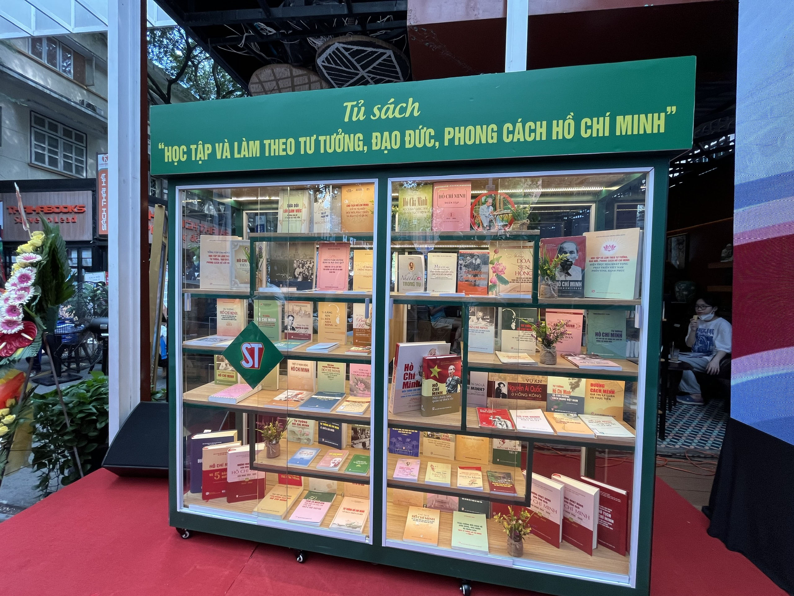 Ceremony to launch bookcase on studying and following Ho Chi Minh s thoughts, morals and style