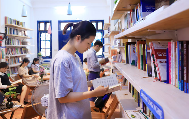 Hanoi aims for all districts and towns to have private libraries and family bookcases