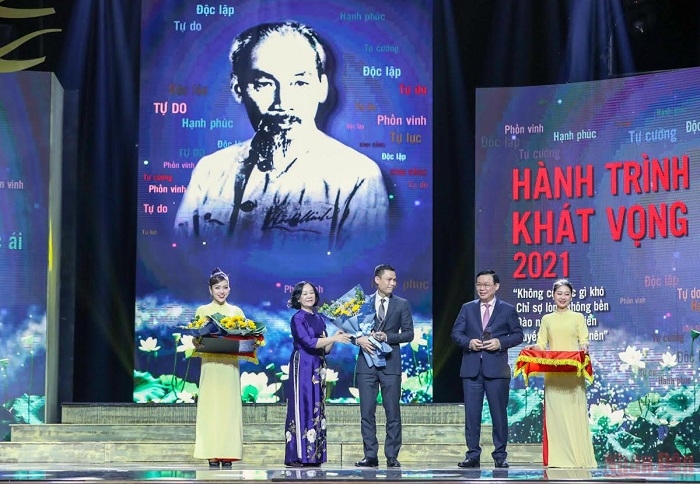 Exemplary models in studying and following President Ho Chi Minh’s example honoured