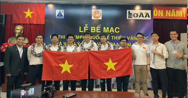Five Vietnamese students win medals at 14th IOAA
