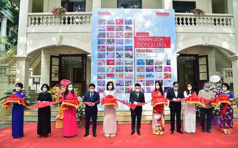 59 paintings on beauty of life in new morality on display in Hanoi