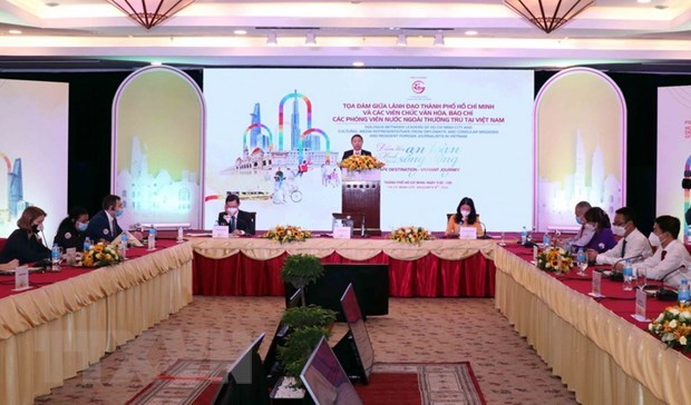 Ho Chi Minh City s leaders talk with foreign cultural officers, reporters