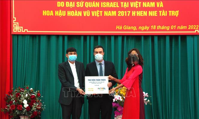 Presenting a friendly library to ethnic students in Ha Giang province