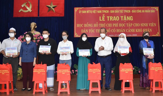 Presenting scholarships to 55 ethnic students in HCM City
