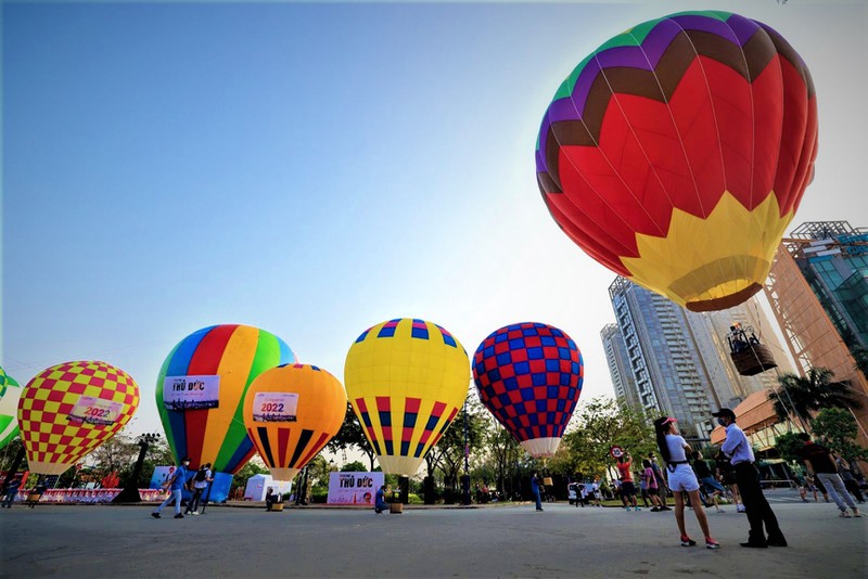 People in HCM City enjoyed hot air balloon festival