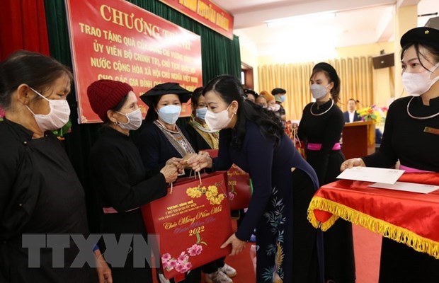 Top legislator’s Tet gifts presented to needy families in Thai Nguyen