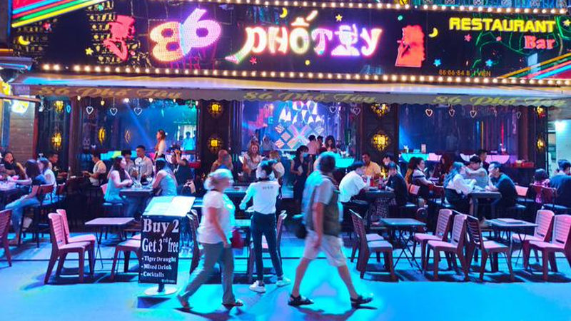 HCM City to reopen bars, dance clubs and karaoke parlors from Jan 10